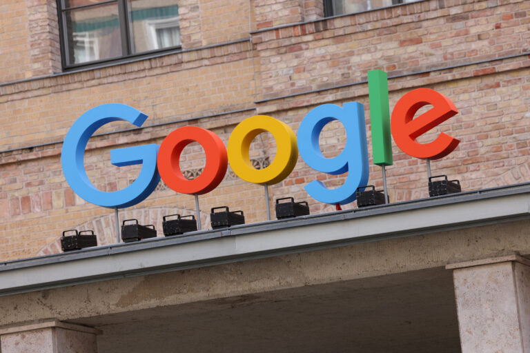 Nowa funkcja „Uprość” firmy Google dla systemu iOS wykorzystuje sztuczną inteligencję, aby ułatwić zrozumienie gęstego tekstu