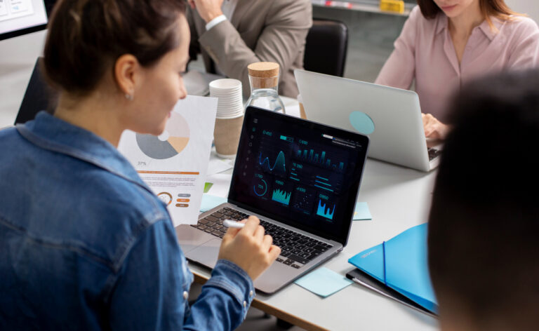 Strategia marketingowa AI w kilka minut: jak roboty marketingowe oszczędzają startupom czas i pieniądze